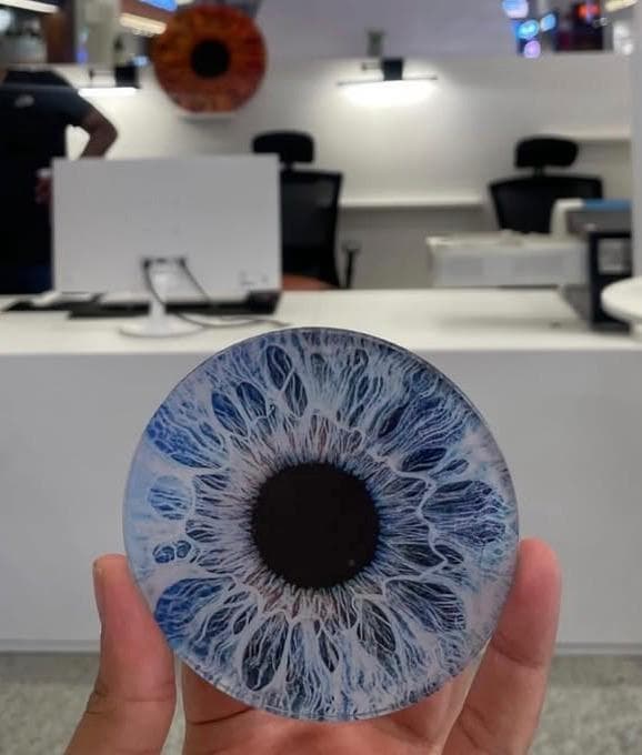 لوحة من رسمة العين مقاس 10*10